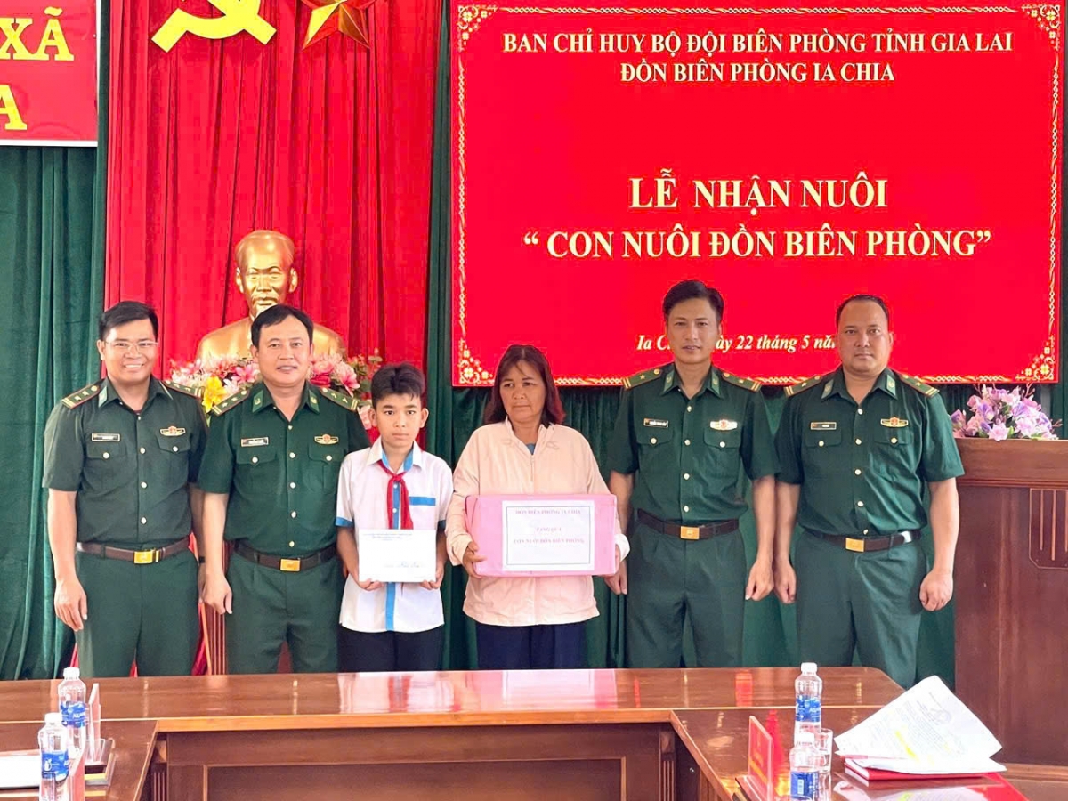 Đồn Biên phòng Ia Chia trao tặng học bổng và quà cho gia đình em Rơ Mah Tú (Ảnh: Thanh Bình)