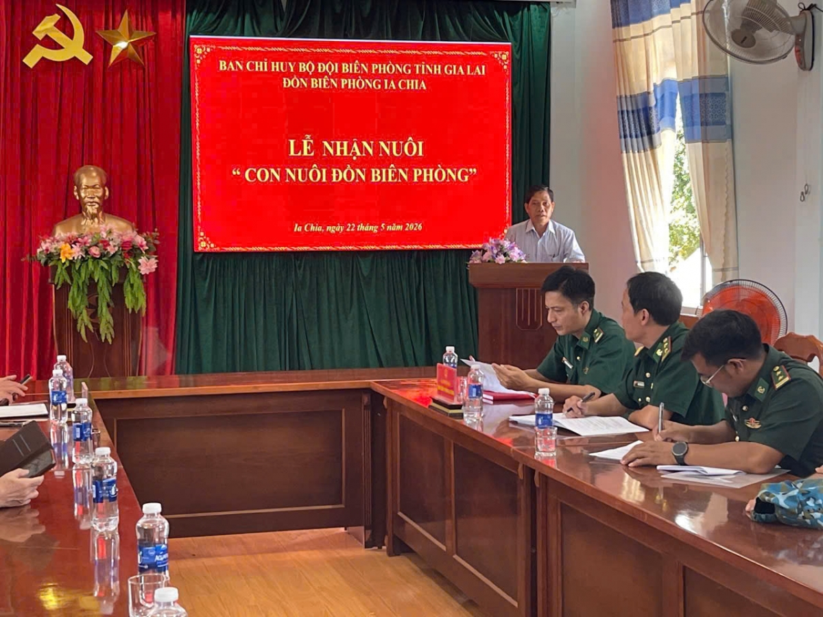 Tham dự buổi lễ có lãnh đạo UBND xã Ia Chia, đại diện nhà trường và gia đình em Rơ Mah Tú
(Ảnh: Thanh Bình)
