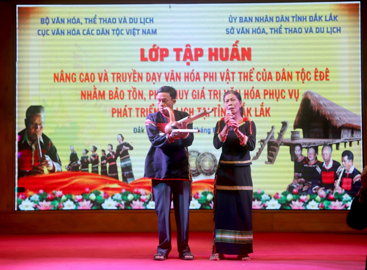 Nghệ nhân, học viên thực hành biểu diễn các di sản tại lớp tập huấn