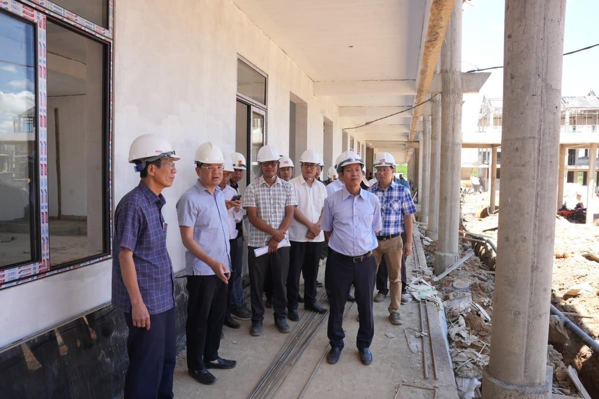Phó Chủ tịch Thường trực UBND TP Huế Hoàng Hải Minh kiểm tra tiến độ thi công dự án Trường phổ thông nội trú liên cấp tại xã biên giới A Lưới.