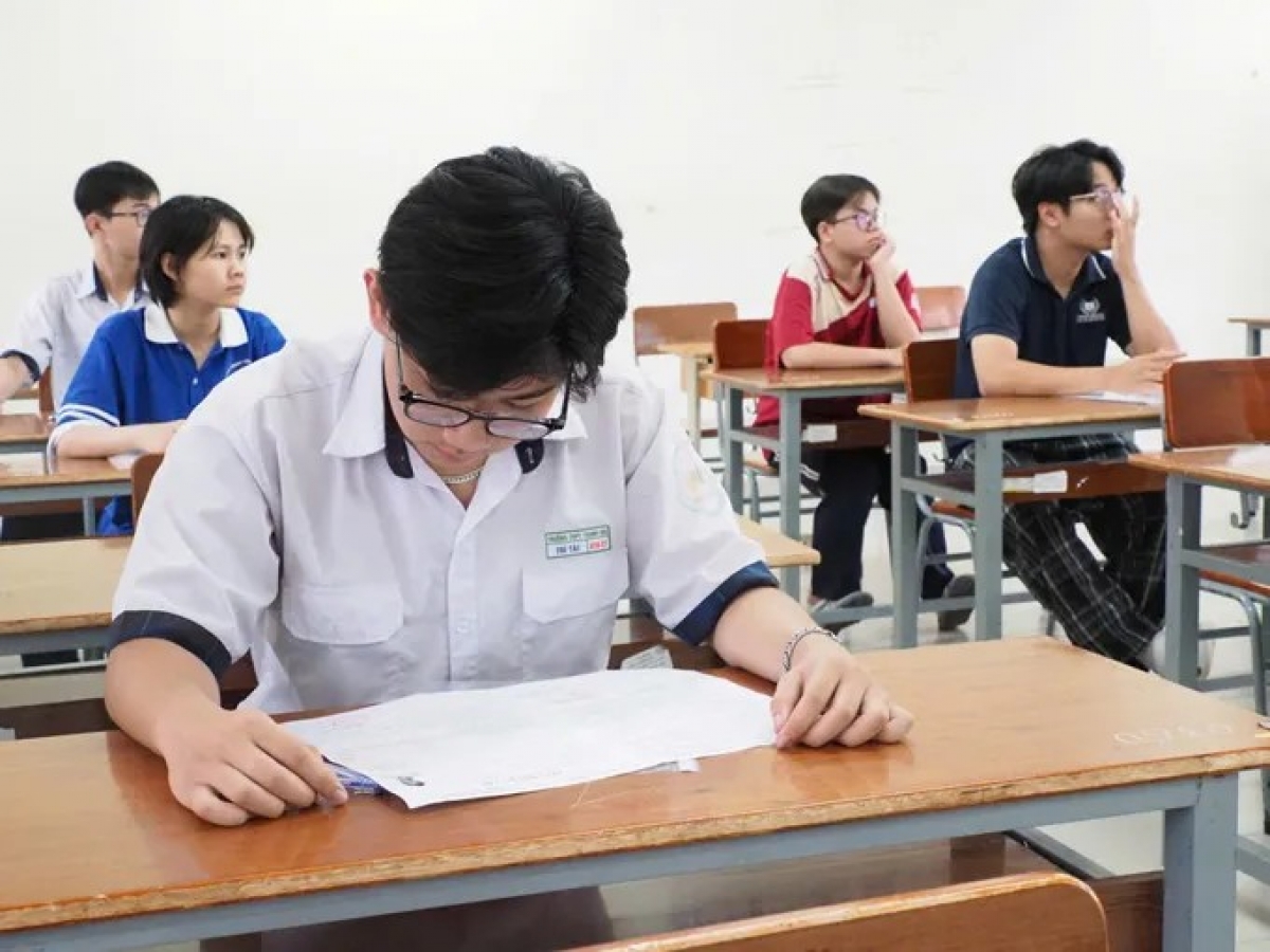 Thí sinh kiểm tra thông tin cá nhân tại buổi làm thủ tục dự thi. Ảnh: THU TÂM