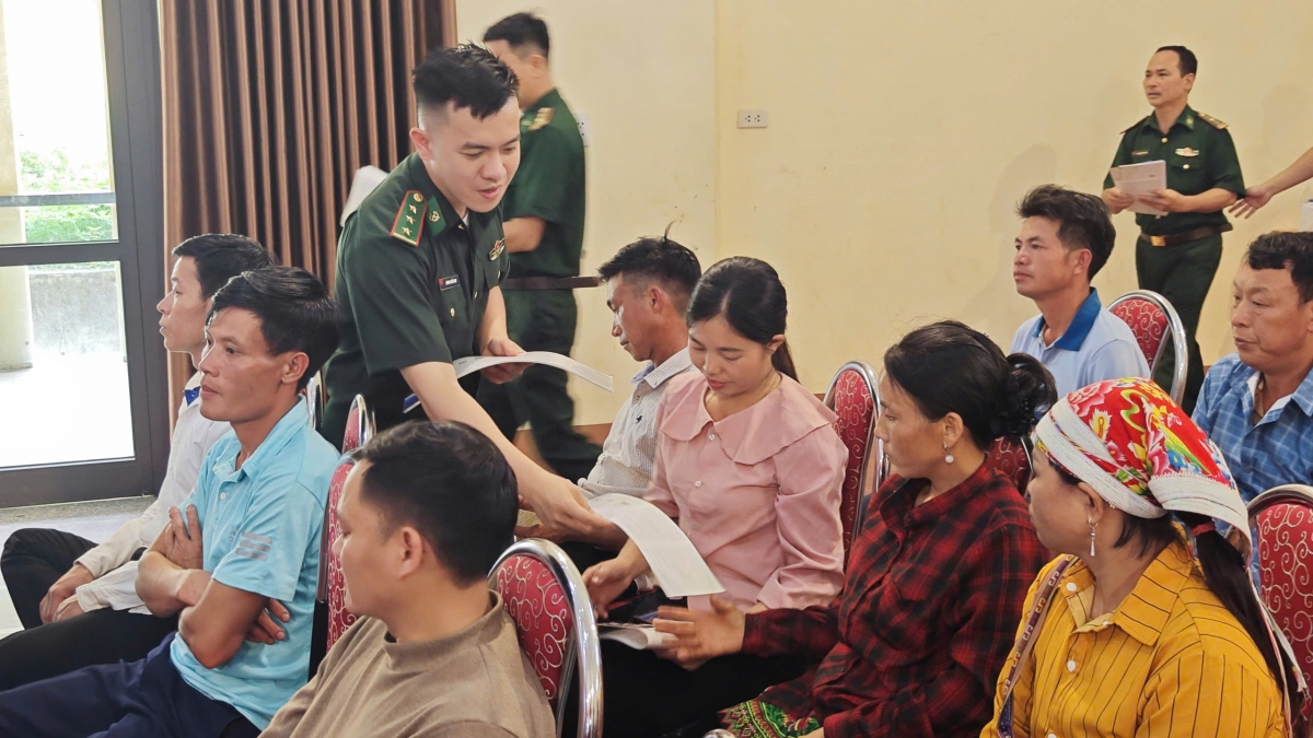 BĐBP phát tờ rơi bằng các thứ tiếng dân tộc cho người dân - Ảnh: Ngọc Anh.