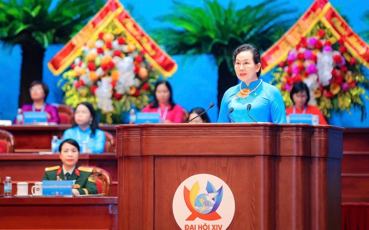 Bà Lê Thị Thủy, Ủy viên Trung ương Đảng, Phó Chủ tịch Ủy ban Trung ương MTTQ Việt Nam, Bí thư Đảng ủy, Chủ tịch Hội LHPN Việt Nam, trình bày diễn văn bế mạc Đại hội. Ảnh: Thu Hà