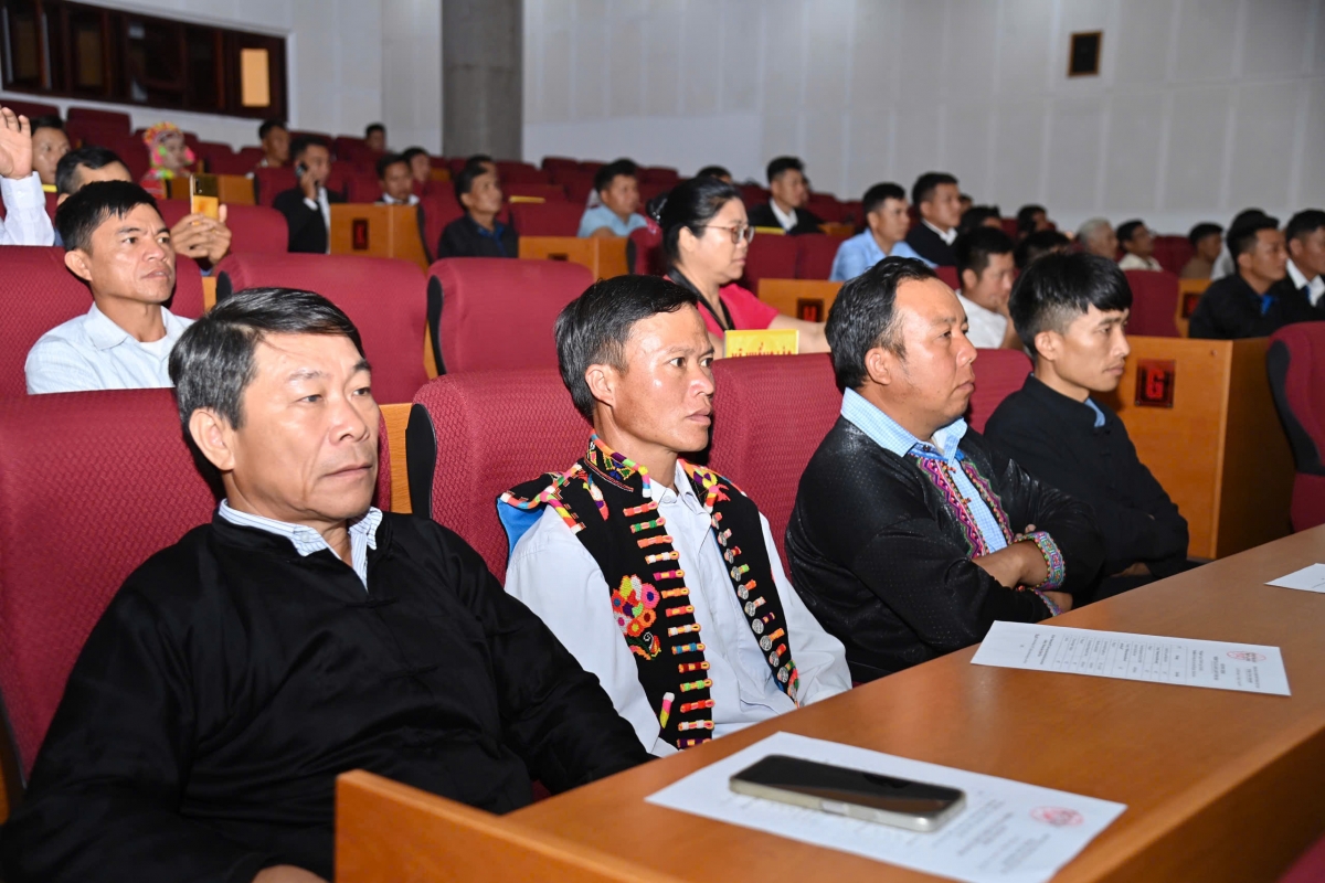 Các đại biểu chăm chú theo dõi chương trình nghệ thuật (Ảnh: Đức Duẩn)