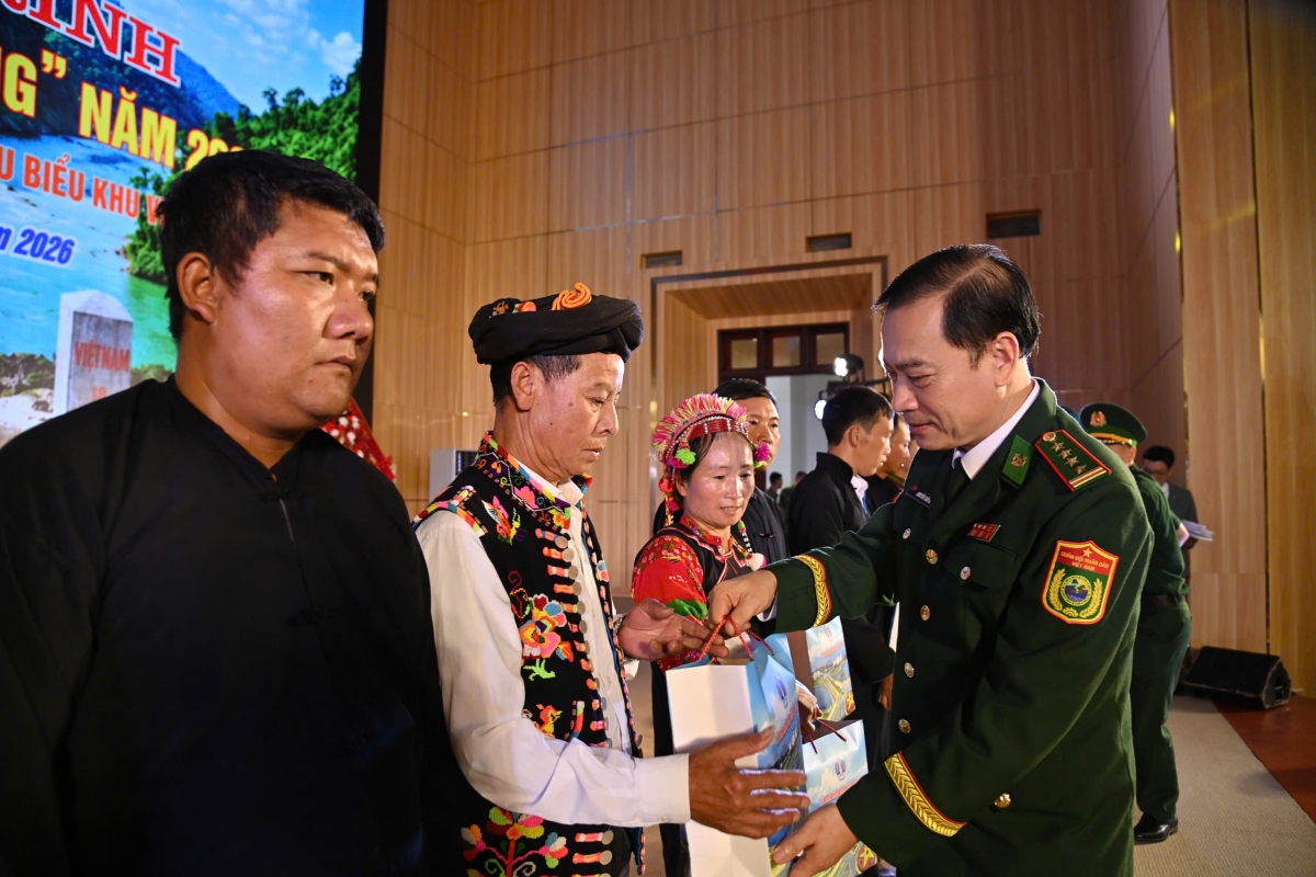  Đại tá Nguyễn Văn Hưng, Chính ủy Ban Chỉ huy BĐBP tỉnh Lai Châu tặng quà cho người uy tín
 (Ảnh: Đức Duẩn)