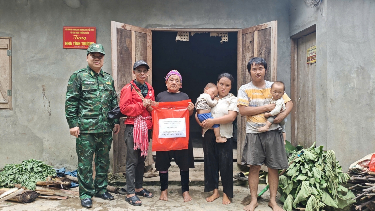 Đại diện các đơn vị trao quà hỗ trợ hội viên phụ nữ khó khăn (Ảnh: Quang Thảo)