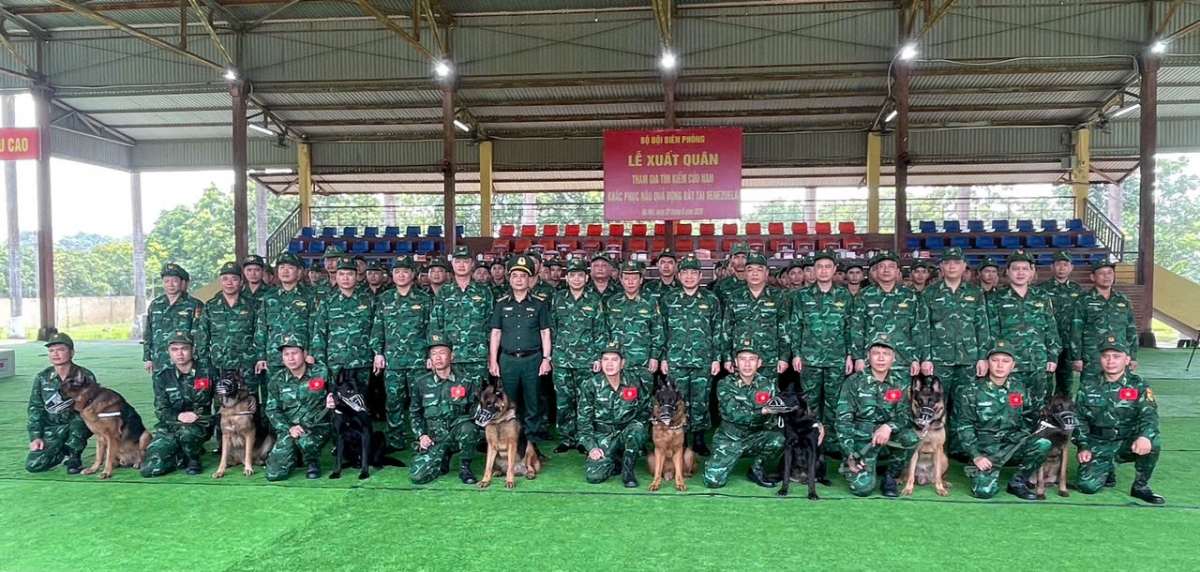 Lãnh đạo BTLBP, Trường Trung cấp 24BP chụp ảnh cùng đoàn công tác (Ảnh: BĐBP)