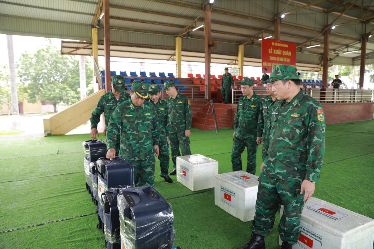 Kiểm tra kỹ hành lý quân tư trang, vật chất hậu cần kỹ thuật (Ảnh: BĐBP)