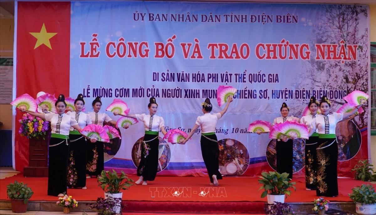 Tiết mục văn nghệ tại buổi lễ công bố và trao Chứng nhận di sản văn hóa phi vật thể quốc gia đối với Lễ Mừng cơm mới của người Xinh Mun ở tỉnh Điện Biên - Ảnh: Xuân Tư/TTXVN