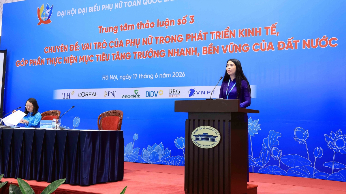 Bà Trần Lan Phương, Phó Chủ tịch Thường trực Hội LHPN Việt Nam, phát biểu đề dẫn tại Trung tâm thảo luận số 3 với chuyên đề: "Vai trò của phụ nữ trong phát triển kinh tế, góp phần thực hiện mục tiêu tăng trưởng nhanh, bền vững của đất nước".