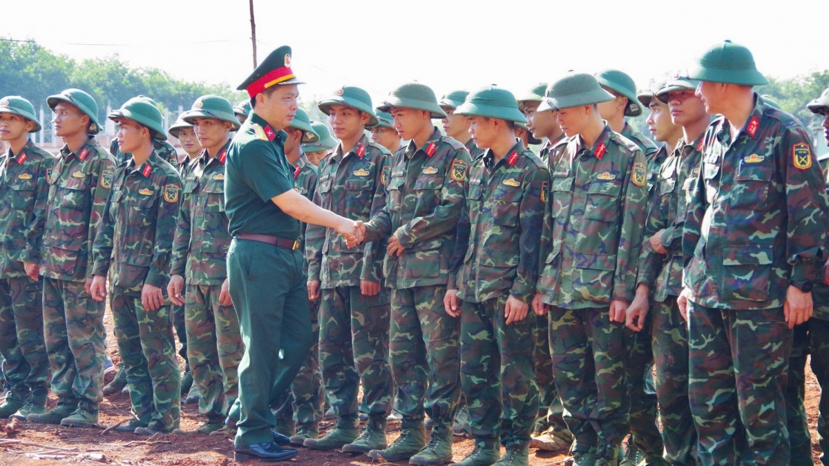 Đại tá Hà Viết Liễn, Phó tư lệnh Quân đoàn 34 kiểm tra lực lượng của Quân đoàn đang hỗ trợ thi công Trường Phổ thông Dân tộc nội trú liên cấp tại xã biên giới Ia O và xã Ia Chía, tỉnh Gia Lai.