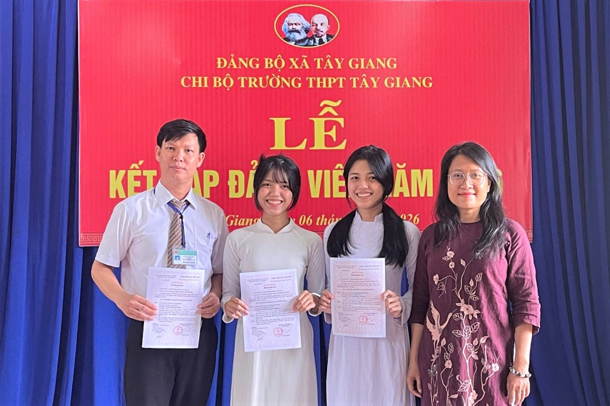 Hai học sinh Arất Huỳnh Hải Yến và Arất Huỳnh Hoàng Yến cùng thầy giáo Lê Văn Chương (trái) tại lễ kết nạp đảng viên mới. Ảnh: RIAH THỊ DIỀU