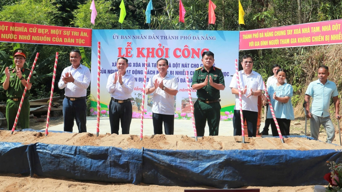Lãnh đạo thành phố và xã Sông Kôn thực hiện nghi thức khởi công công trình. Ảnh: VA RA