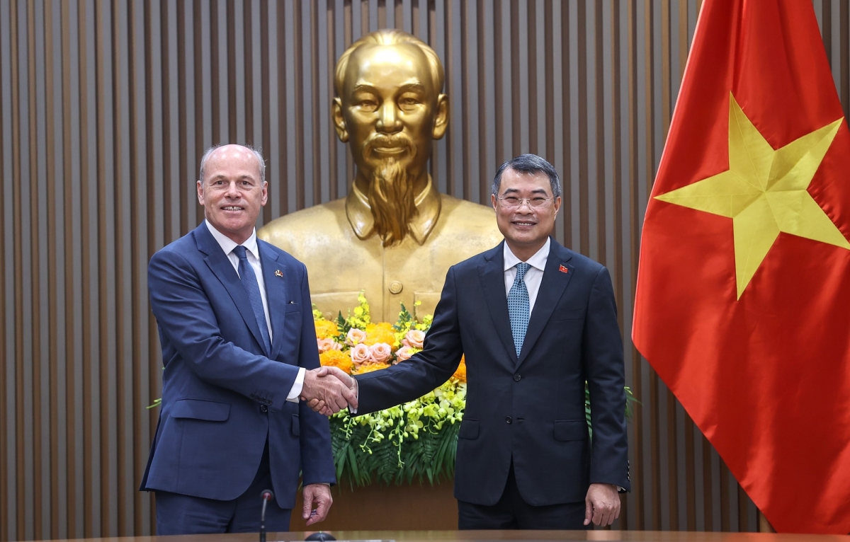 - Khua knŭk kna Lê Minh Hưng drông Pô bi ala Canada ti Việt Nam Jim Nickel.