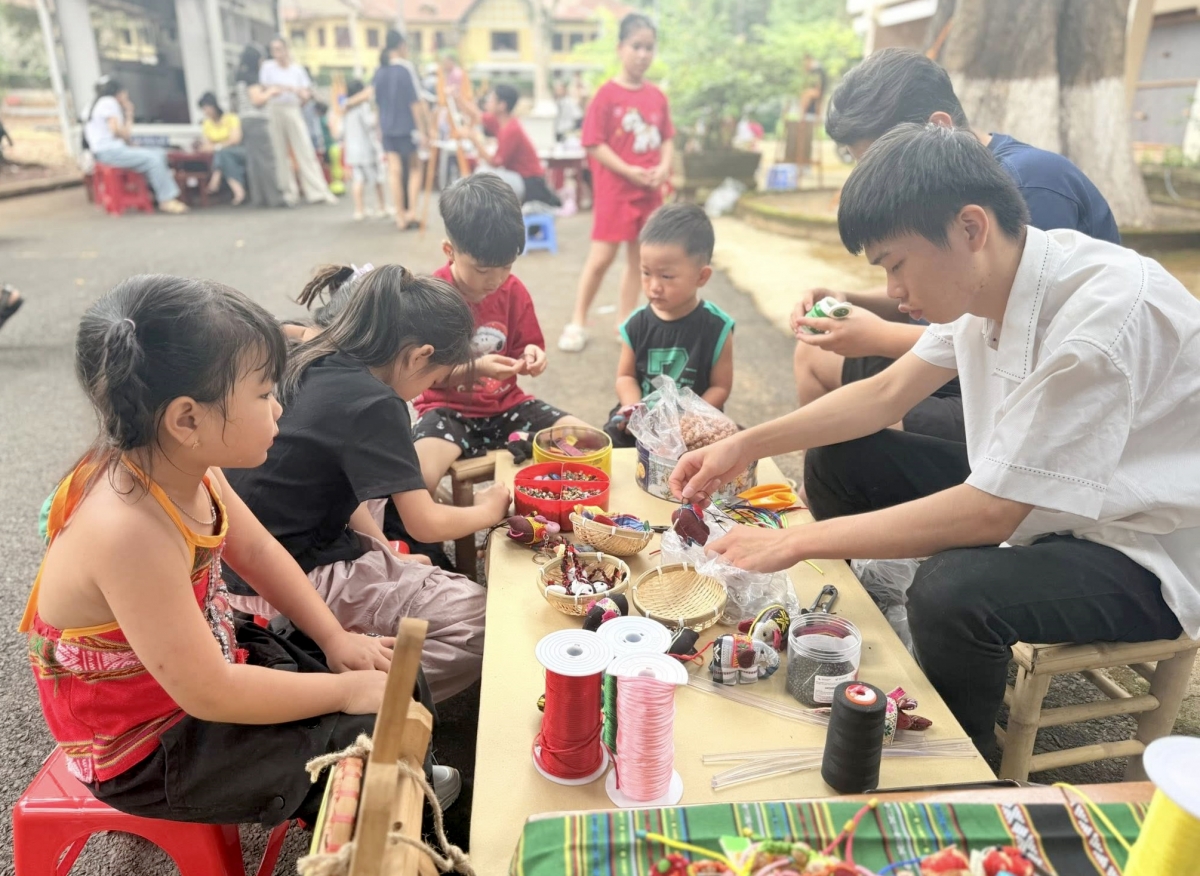 Nhiều hoạt động được tổ chức phù hợp với các lứa tuổi khác nhau, tạo cho các em môi trường tiếp cận và trải nghiệm văn hóa. Ảnh: H Xíu/VOV-Tây Nguyên
