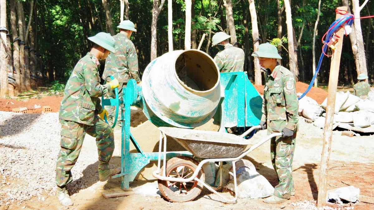 Các lực lượng của Quân đoàn 34 khắc phục khó khăn, vượt qua điều kiện thời tiết nắng mưa thất thường của vùng biên giới để triển khai nhiệm vụ.