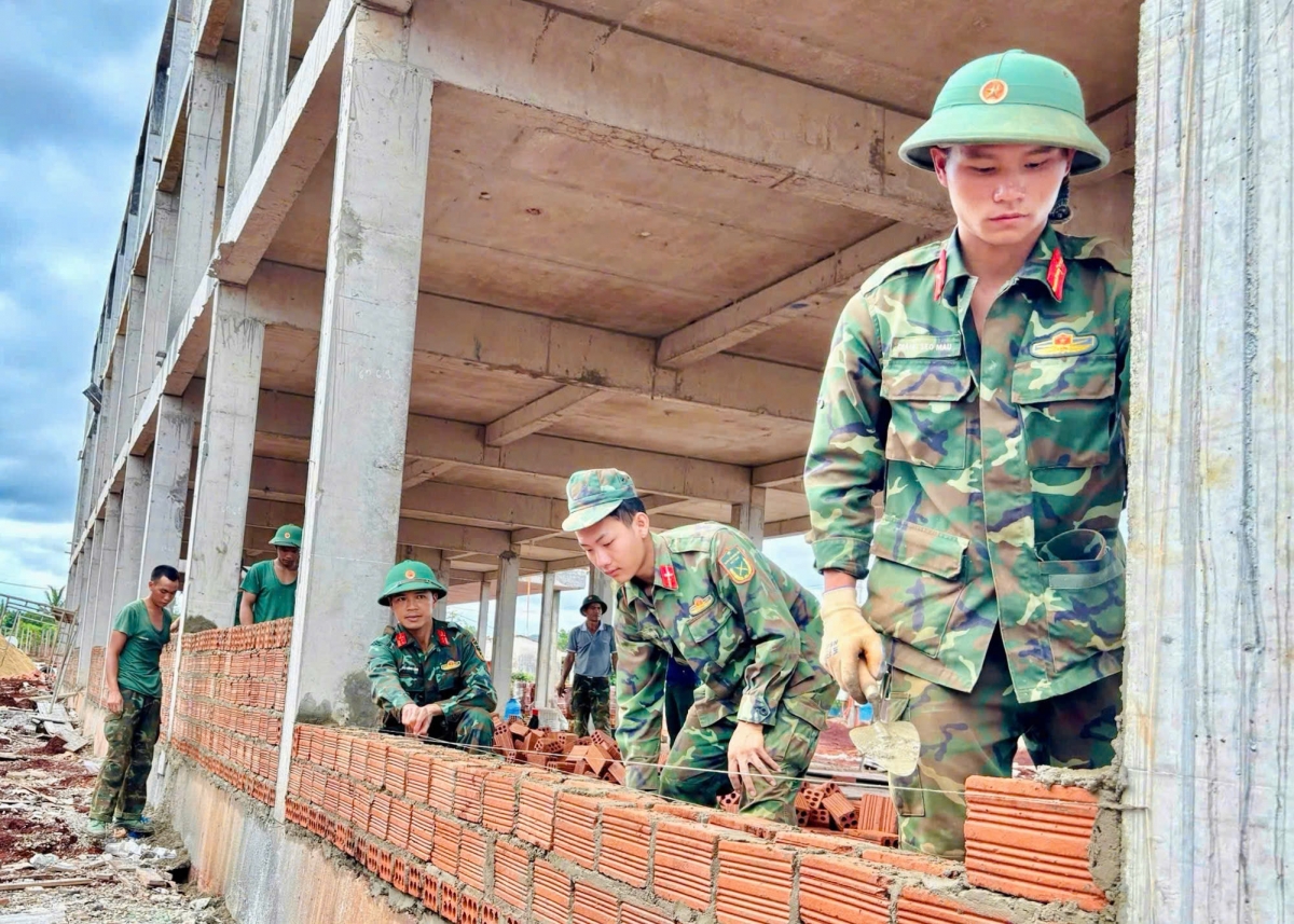 Cán bộ, chiến sĩ Quân đoàn 34 phối hợp với các đơn vị thi công trên công trường.