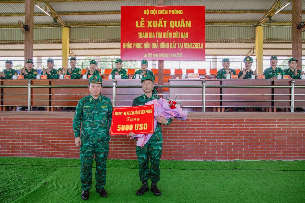 Thiếu tướng Nguyễn Đức Mạnh trao quà động viên đoàn công tác hoàn thành xuất sắc nhiệm vụ (Ảnh: BĐBP)
