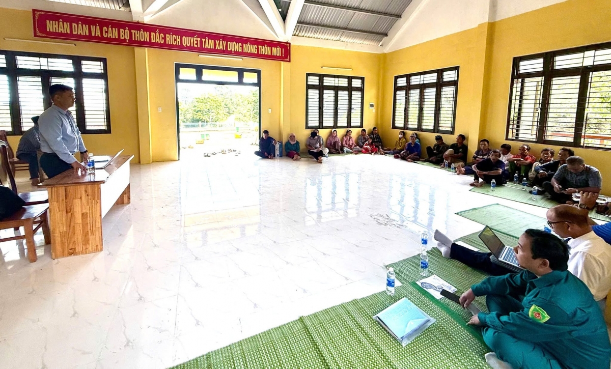 Họp dân chuẩn bị di dời người dân khỏi khu vực sạt lở
và lên kế hoạch xây dựng làng mới