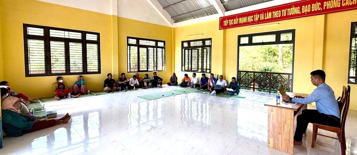 Chủ tịch UBND xã La Dêê- Bùi Thế Anh chủ trì họp dân về kế hoạch di dời dân vùng sạt lở núi