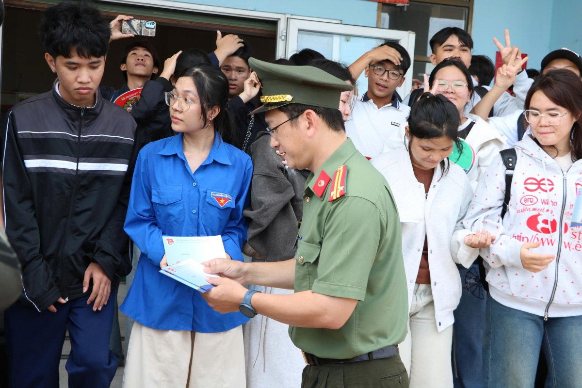 Trung tá Trương Văn Quốc, Trưởng Ban thanh niên Công an tỉnh trao tặng 06 suất học bổng cho các em học sinh có hoàn cảnh khó khăn