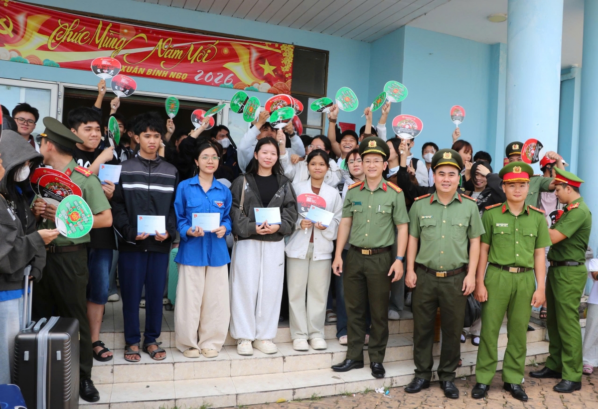 Trung tá Trương Văn Quốc, Trưởng Ban thanh niên Công an tỉnh trao tặng 06 suất học bổng cho các em học sinh có hoàn cảnh khó khăn