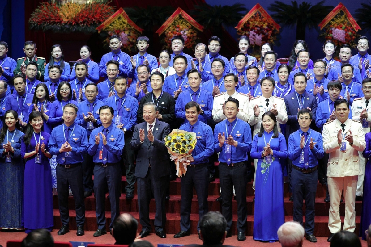
Tổng Bí thư, Kơdră teh đak Tô Lâm phĭn rup lăng jơ̆ng ti kŭm hăm dôm bơngai tang măt