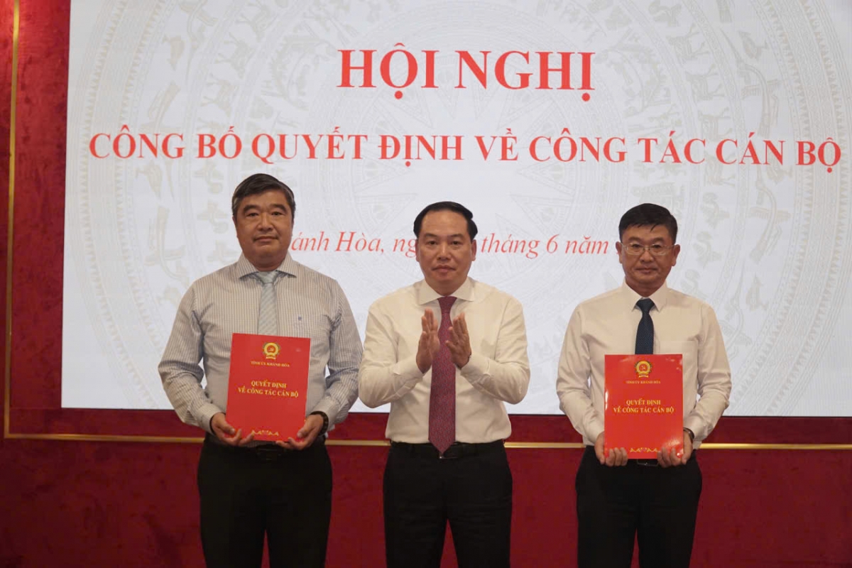 
Ƀok Hồ Xuân Trường pơjao tơchơ̆t pôk jang hăm ƀok Tạ Hồng Quang, Kơdră Hơnih jang Nô̆i chinh Tĭnh uy (gah 'ngeo)