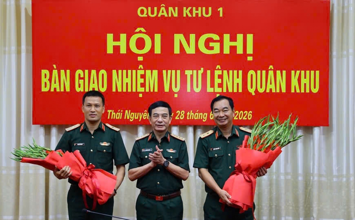 Đăi tươ̆ng Phan Văn Giang rơkâu kơ Trung tươ̆ng Trương Mạnh Dũng ƀă Thiếu tươ̆ng Trần Xuân Mạnh