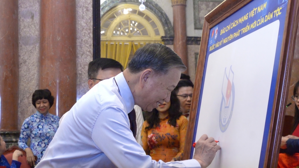Tổng Bí thư, Chủ tịch nước Tô Lâm ký lưu niệm trên bức trướng mang thông điệp
"Báo chí Cách mạng Việt Nam bước vào kỷ nguyên phát triển mới của dân tộc".
