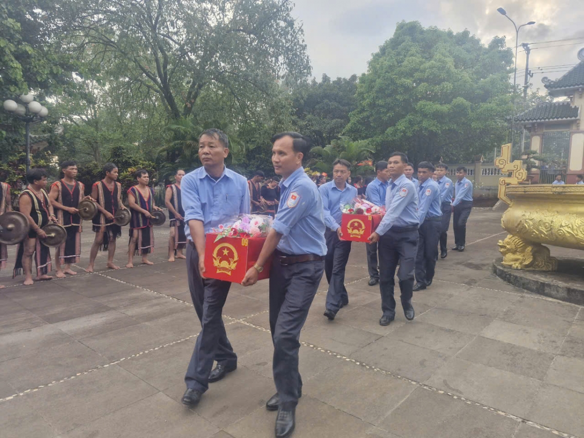 Ăp cán bộ, tahen Đội K52 njŭn ăp nting tahen ơm khĭt tâm Jay nkah ndray