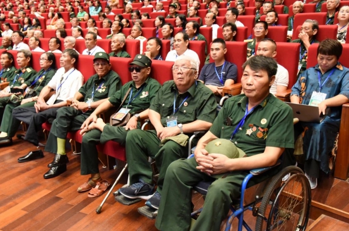 Trình Chủ tịch nước tặng quà cho người có công nhân kỷ niệm 79 năm ngày Thương binh - Liệt sĩ.