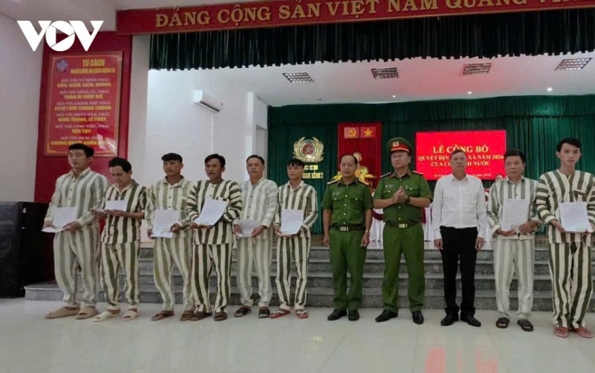 Lãnh đạo Trại giam Kênh 7 và TAND tỉnh An Giang trao quyết định đặc xá của Chủ tịch nước cho các phạm nhân.
