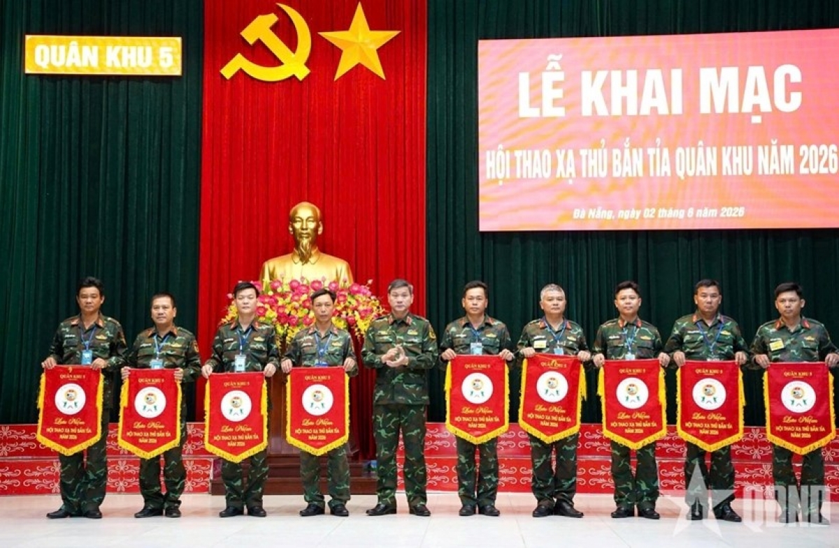 Trung tướng Lê Ngọc Hải, Ủy viên Trung ương Đảng, Tư lệnh Quân khu 5 trao cờ lưu niệm tặng đại diện các đội thi. Ảnh: Báo QĐND