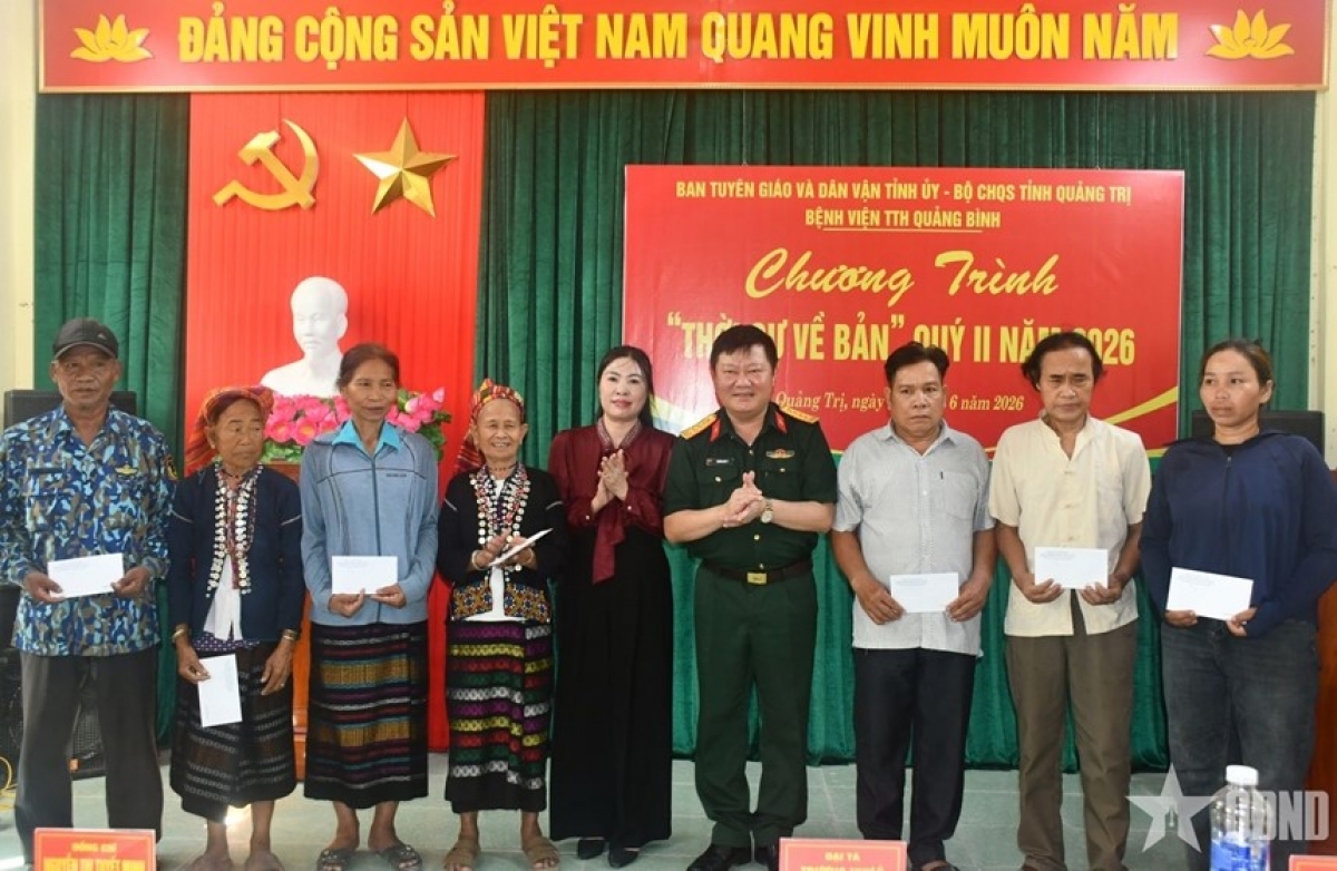  Lãnh đạo các đơn vị trao quà tặng gia đình chính sách, hộ nghèo, gia đình có hoàn cảnh đặc biệt khó khăn.