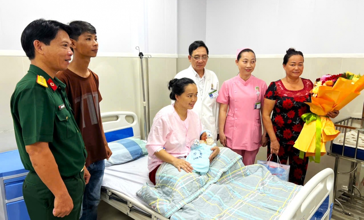 chị T.N.X, xã U Minh Thượng, tỉnh An Giang Nhờ được cấp cứu kịp thời, áp dụng đồng bộ các biện pháp điều trị chuyên sâu cùng việc sử dụng hiệu quả huyết thanh kháng nọc đặc hiệu, mẹ và bé đã xuất viện trong tình trạng sức khỏe ổn định.