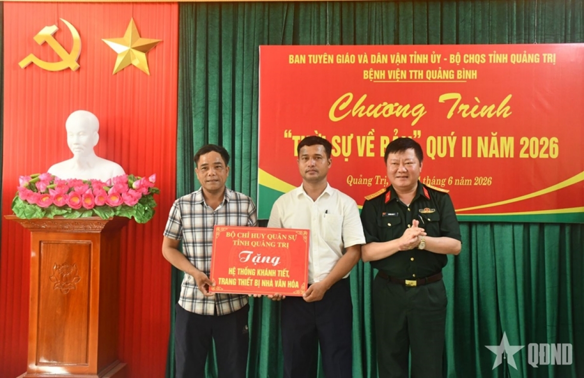Đại tá Trương Như Ý, Phó chính ủy Bộ CHQS tỉnh Quảng Trị trao hệ thống khánh tiết, trang thiết bị nhà văn hóa tặng bản Khe Ngang.