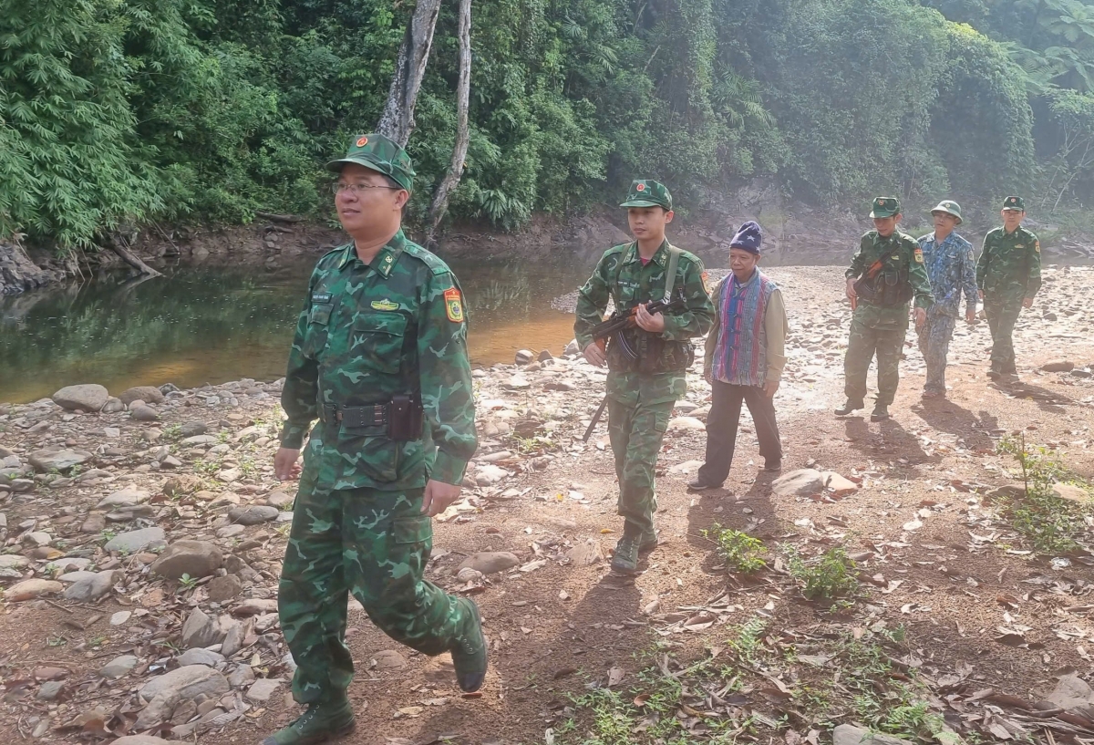 Lực lượng biên phòng tăng cường tuần tra đường biên. Ảnh: Huế ngày nay