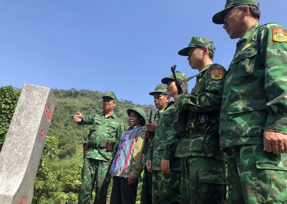Thành viên tổ tự quản tích cực phối hợp bộ đội biên phòng tuần tra đường biên, cột mốc. Ảnh: Huế Ngày nay