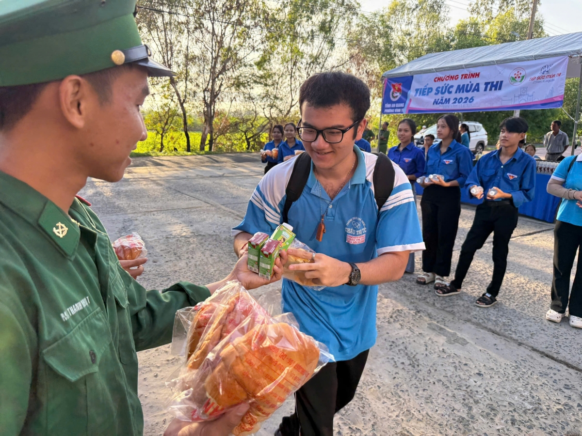 Chiến sĩ biên phòng An Giang phát bánh, sữa cho thí sinh - Ảnh: Tiến Vinh.