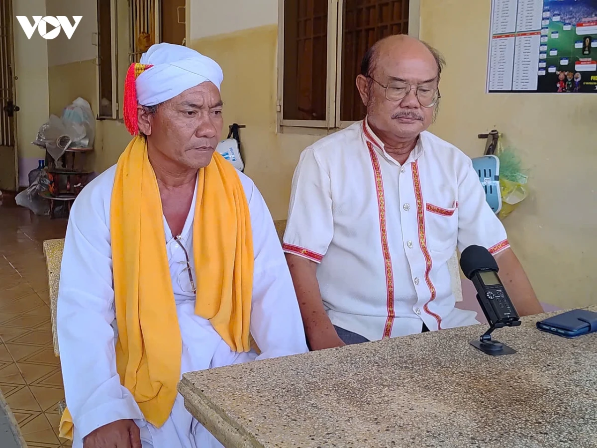 Nghe nhan Uu tu Lâm Tấn Bình (gah hanuk) saong ong Dương Quốc Khánh, Ong Kadhar, ndom meyai ka adat