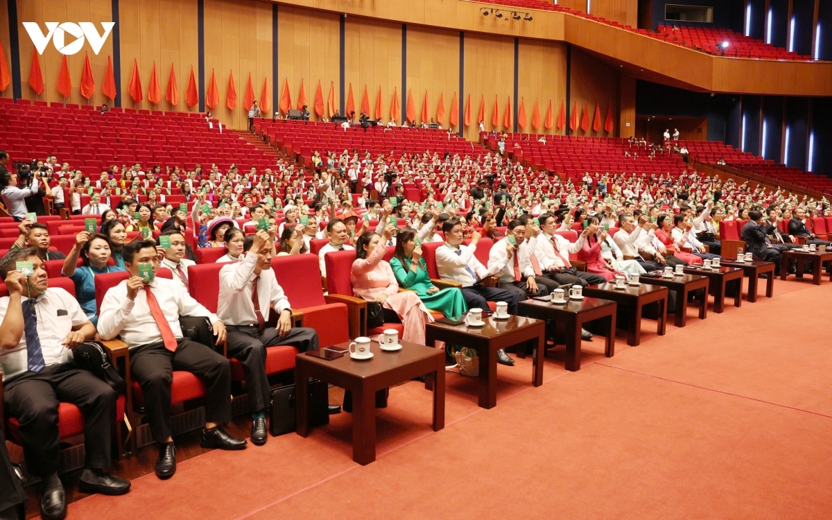 Đại biểu biểu quyết thông qua các nội dung thuộc chương trình Đại hội.