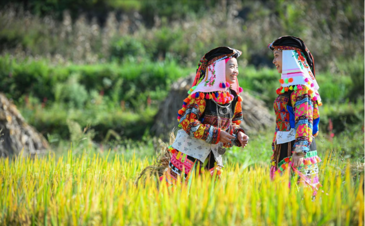 Trang phục rực rỡ của thiếu nữ Lô Lô - Ảnh: Thành Đạt.