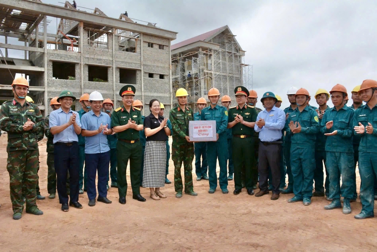Khu pêi cheăng dêi Kuân khu 5 pôu kăn ƀô̆, mố đô̆i Khu pơkuâ ngăn lêng cheăm Ia Lốp cheăm Buôn Đôn