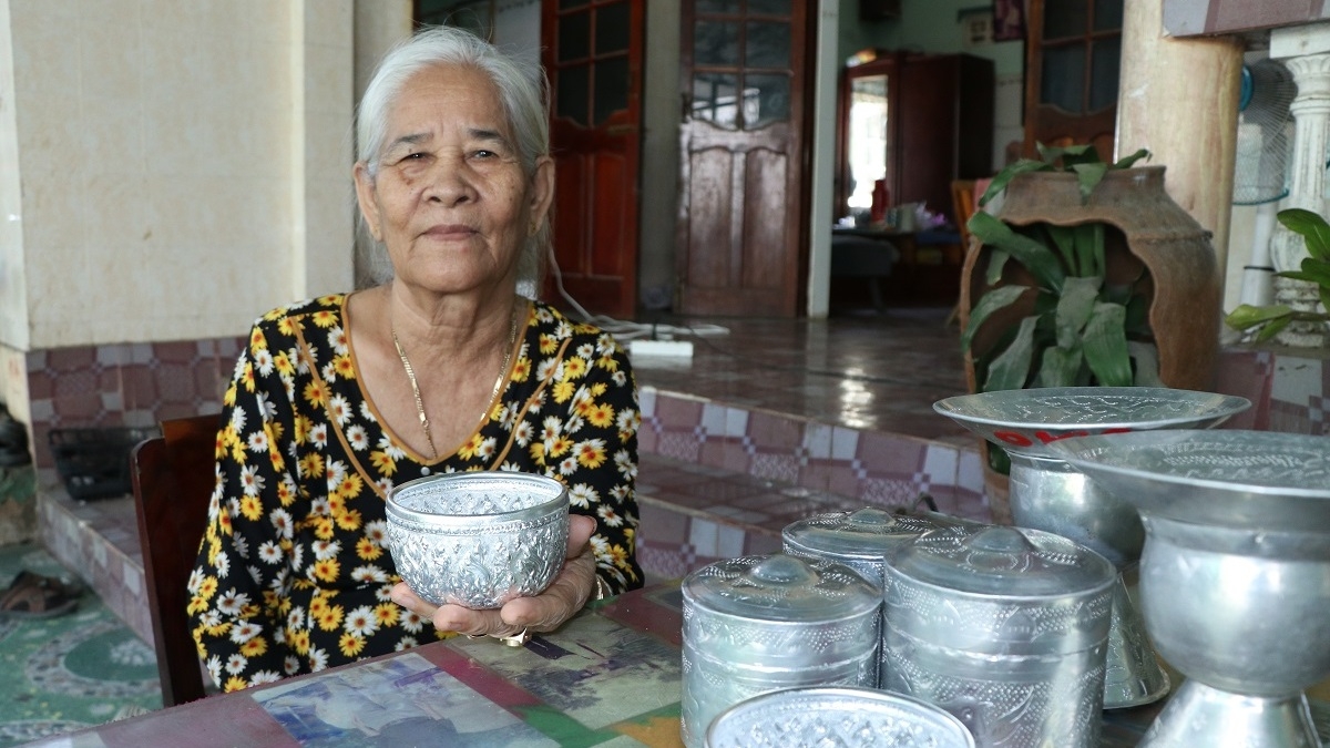 Bà Đàng Thị Mỹ Trâm năm nay đã ngoài 70 tuổi những vẫn miệt mài với nghề. Ảnh: Đoàn Sĩ/VOV TPHCM