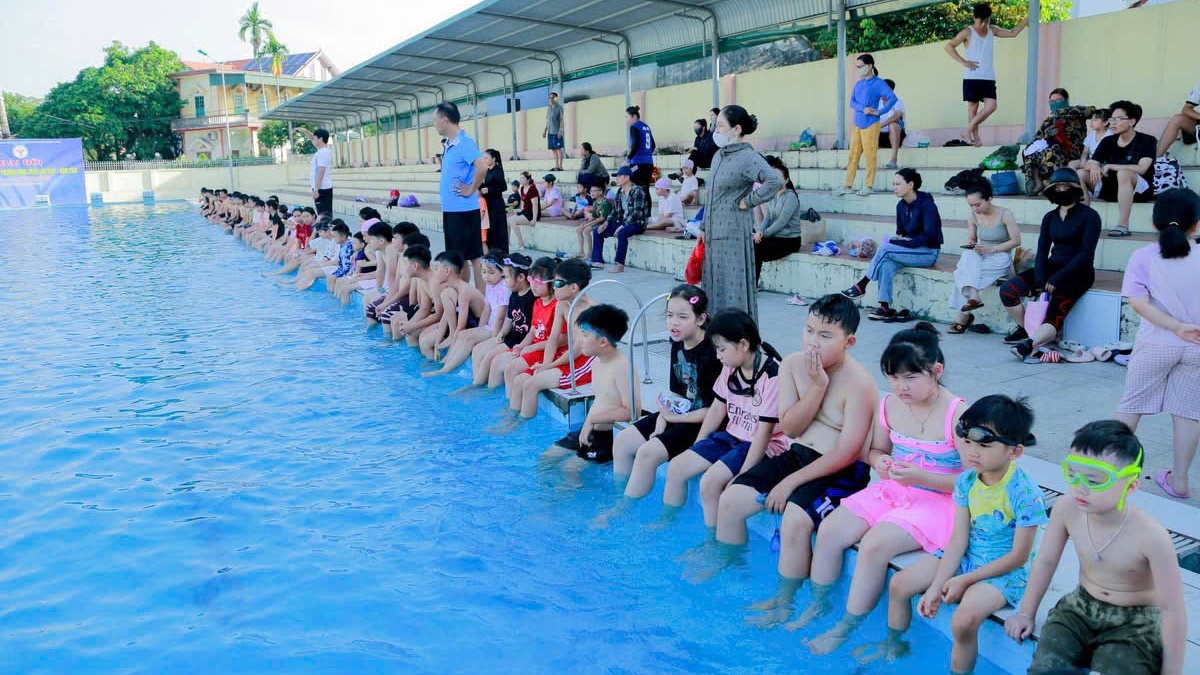 Bể bơi phường Đông Triều tấp nập học sinh tới tập luyện mỗi ngày. Ảnh: Trường Giang/VOV Đông Bắc