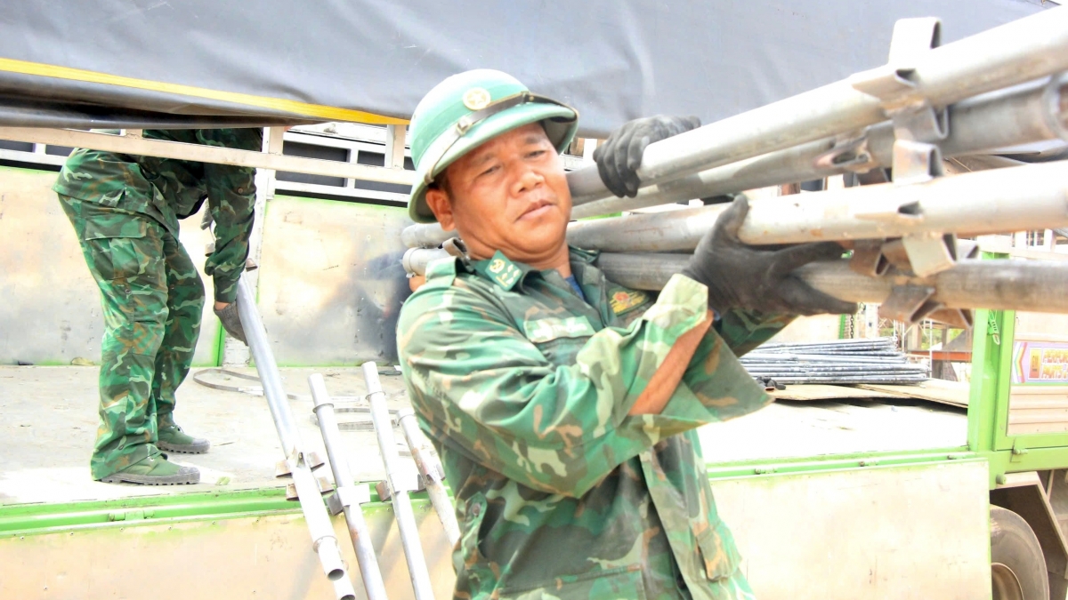 Bộ đội Biên phòng vận chuyển giàn giáo vào công trình. Ảnh: Nguyễn Thảo/VOV Tây Nguyên
