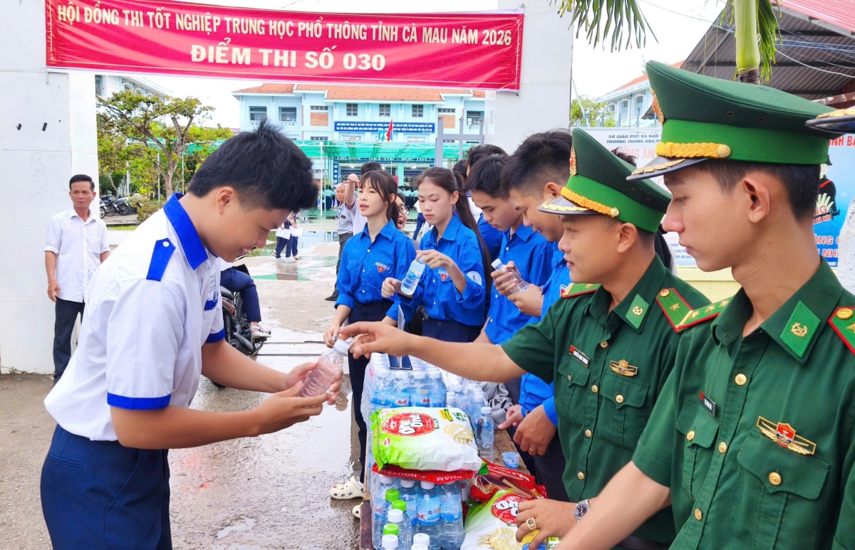 Thí sinh ở Đất Mũi Cà Mau được các lực lượng hỗ trợ tối đa trong 2 ngày thi (Ảnh: Nam Phong)