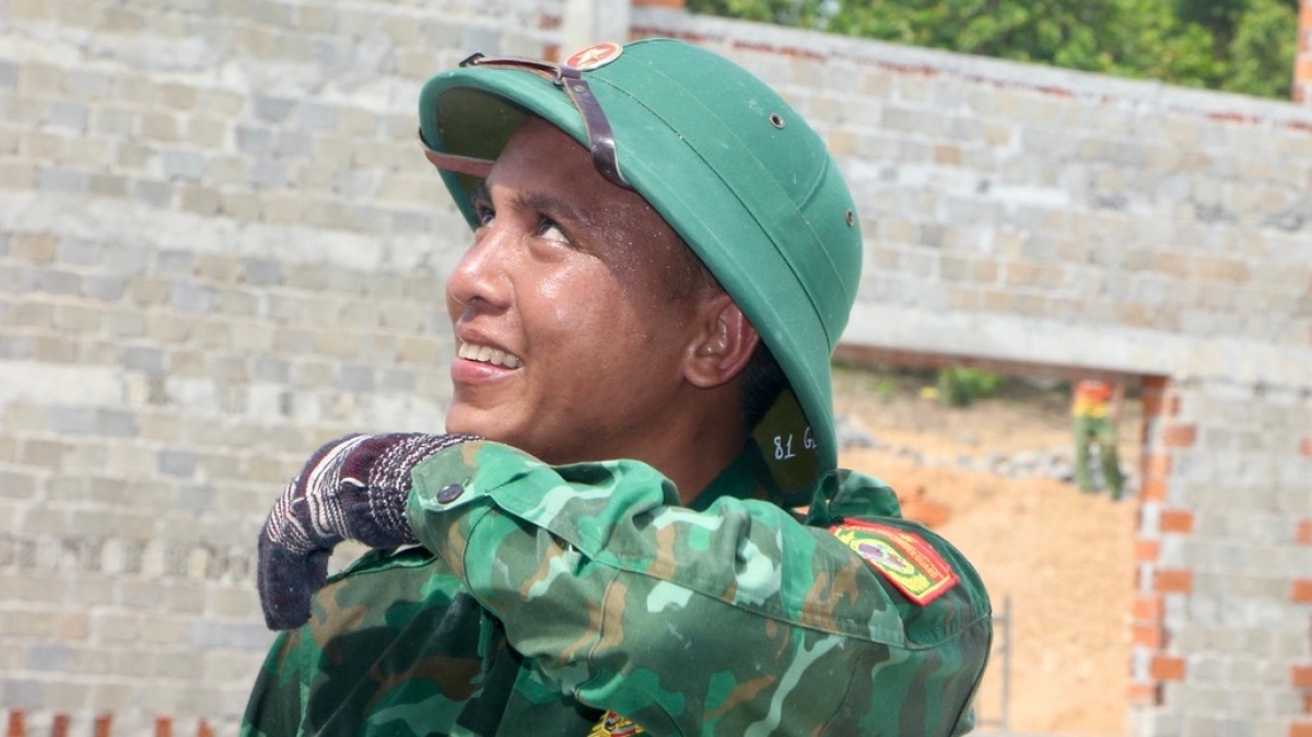 Các chiến sĩ đều được giáo dục về ý nghĩa của trường phổ thông nội trú với con em ở biên giới, vì vậy tất cả đều nỗ lực khắc phục khó khăn, hoàn thành nhiệm vụ. Ảnh: Nguyễn Thảo/VOV Tây Nguyên
