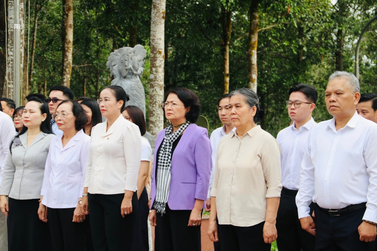 Các đại biểu tham dự lễ dâng hương tại Khu di tích An ninh Khu 5 trên địa bàn xã Trà Tân, TP Đà Nẵng